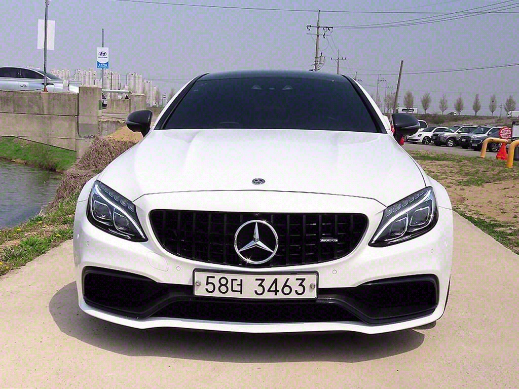  CŬ(4) C63 AMG  