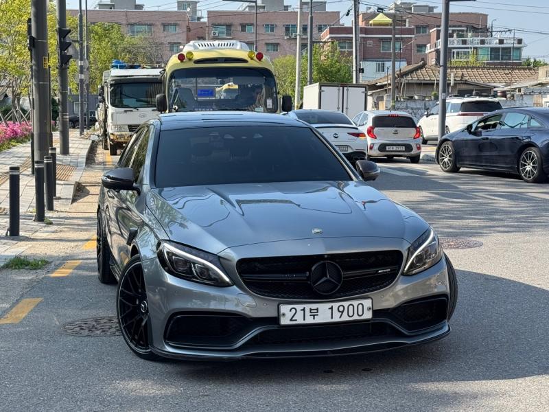  CŬ(4) C63 AMG 