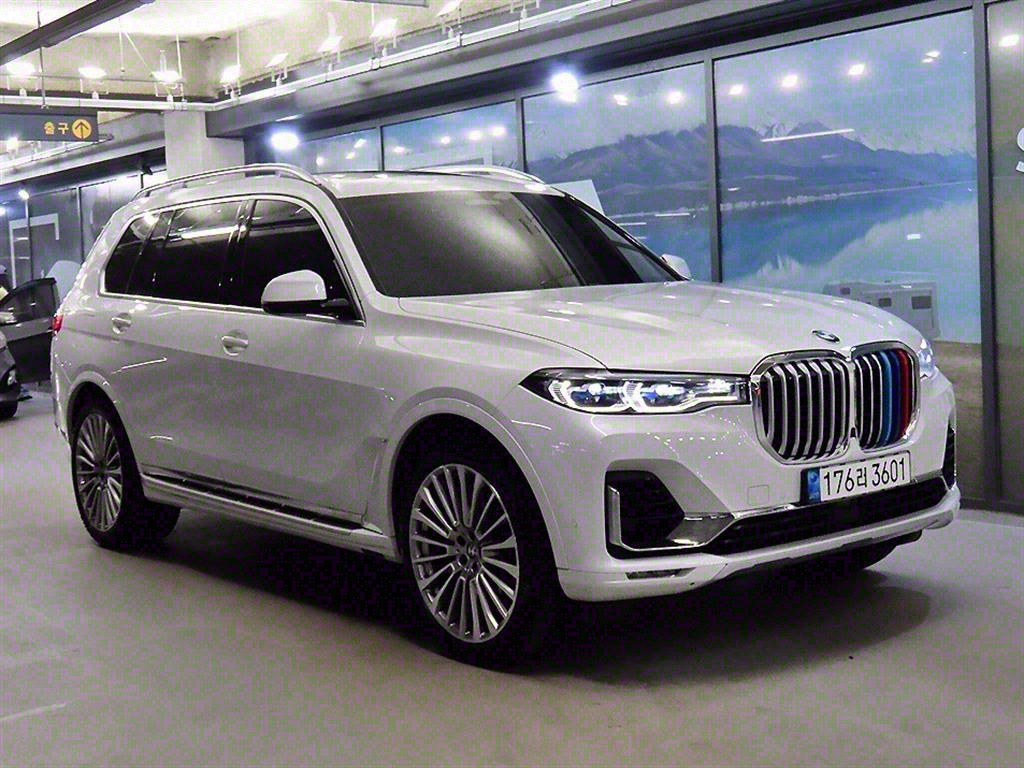 BMW X7 40d xDrive ǻ  7ν