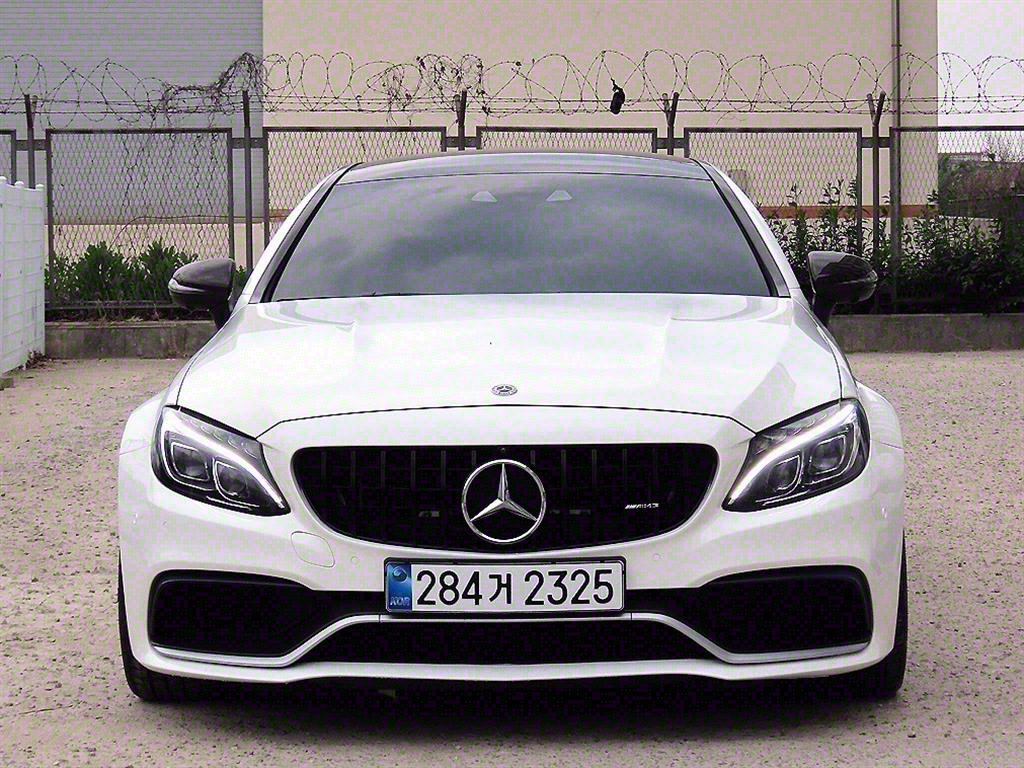  CŬ(4) C63 AMG  