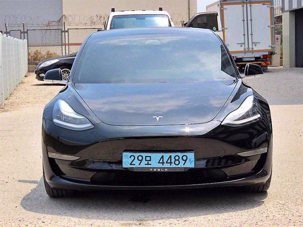 ׽  3 EV AWD  