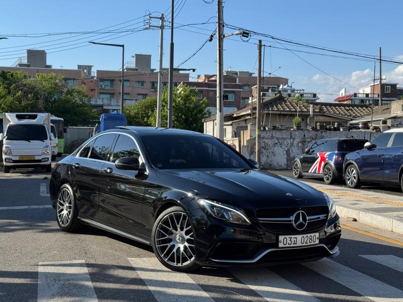 CŬ(4) C63 AMG 