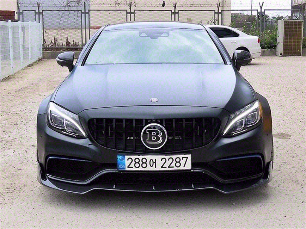  CŬ(4) C63 AMG  