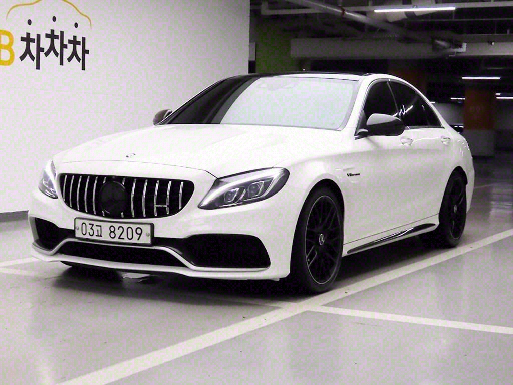  CŬ(4) C63 AMG S 