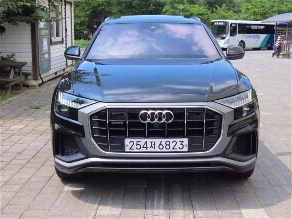 �ƿ�� Q8 45 TDI ��Ʈ�� �����̾�