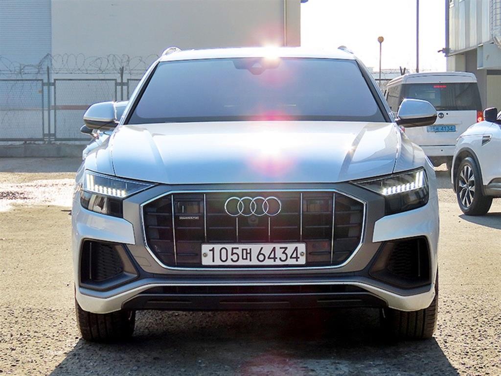 �ƿ�� Q8 45 TDI ��Ʈ�� �����̾�