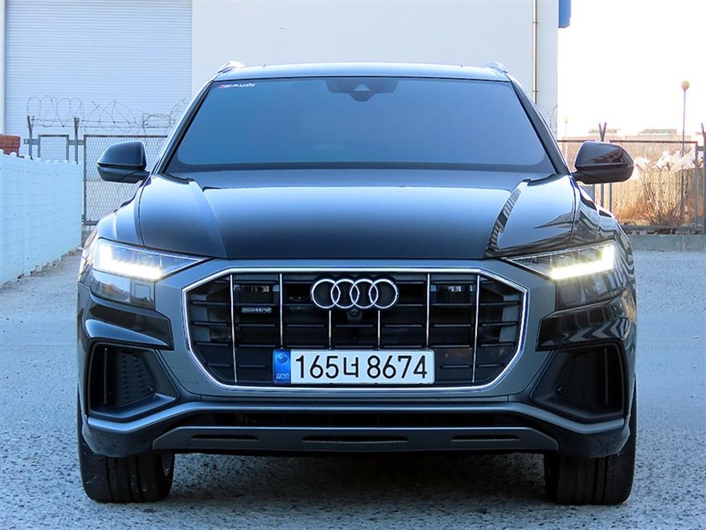 �ƿ�� Q8 45 TDI ��Ʈ�� �����̾�