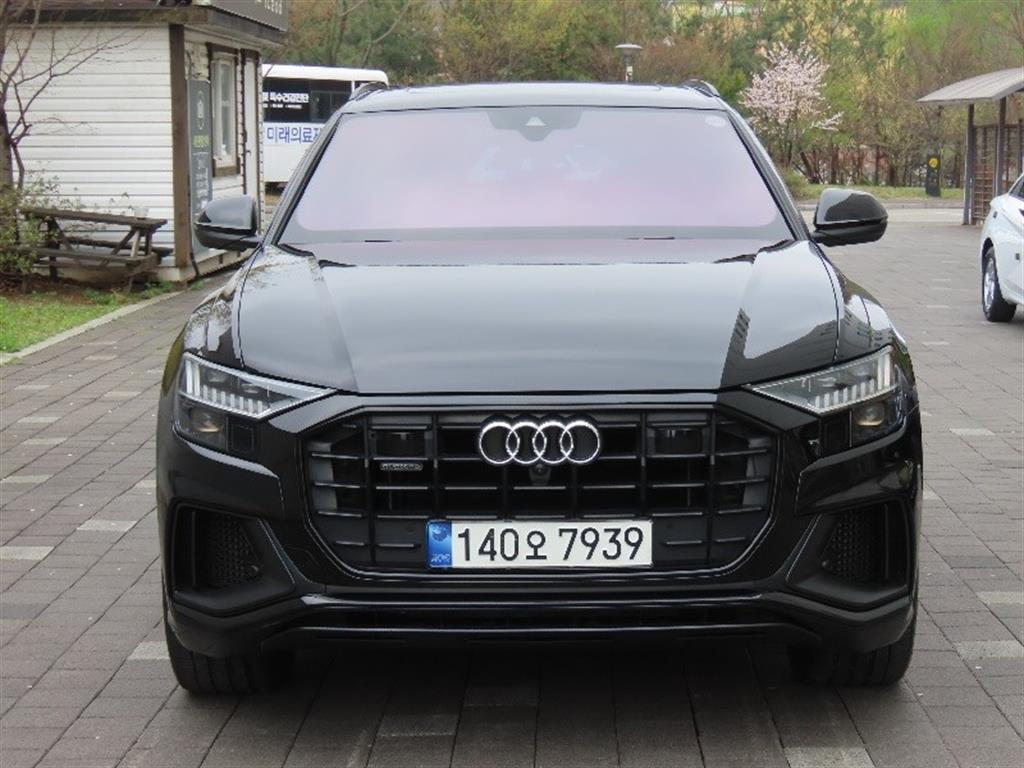 �ƿ�� Q8 55 TFSI ��Ʈ�� �����̾�