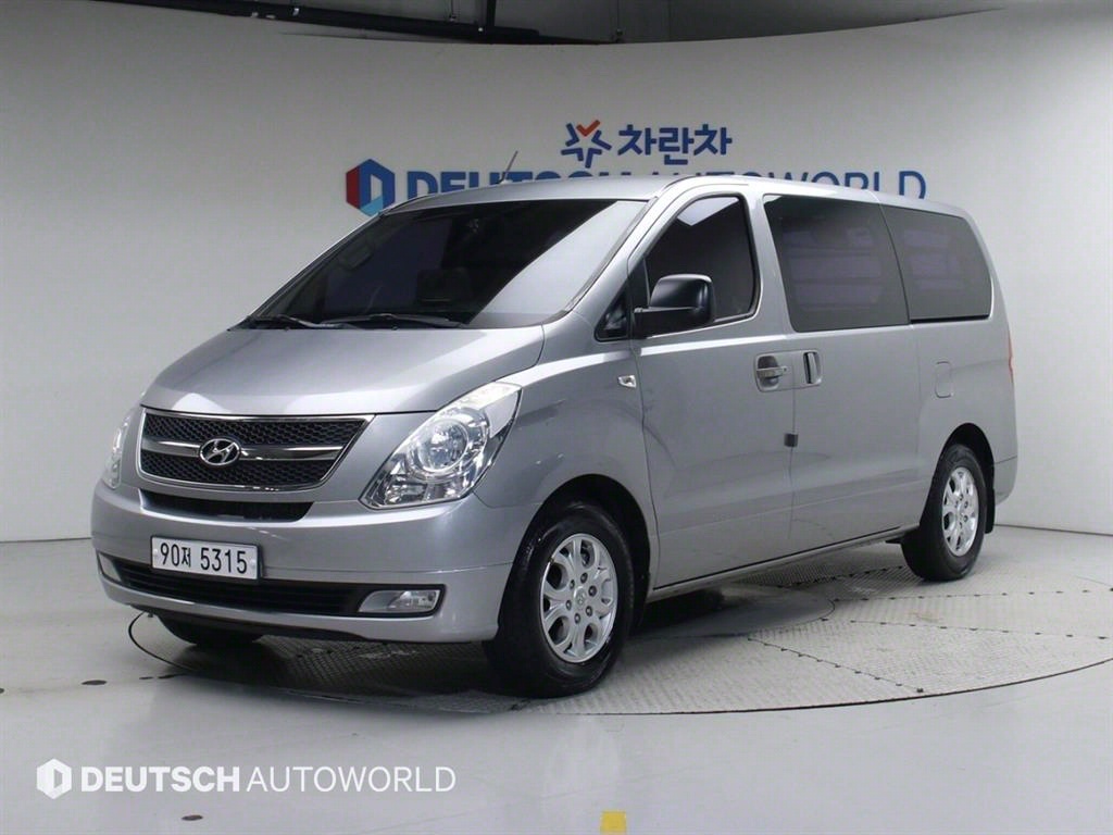 Hyundai Grand Starex 3 seats Van CVX Luxury