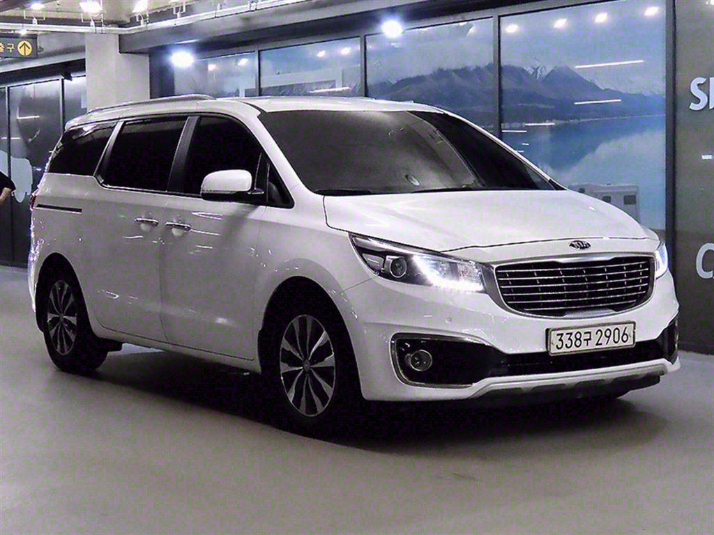 Kia Carnival 9 seats Luxury