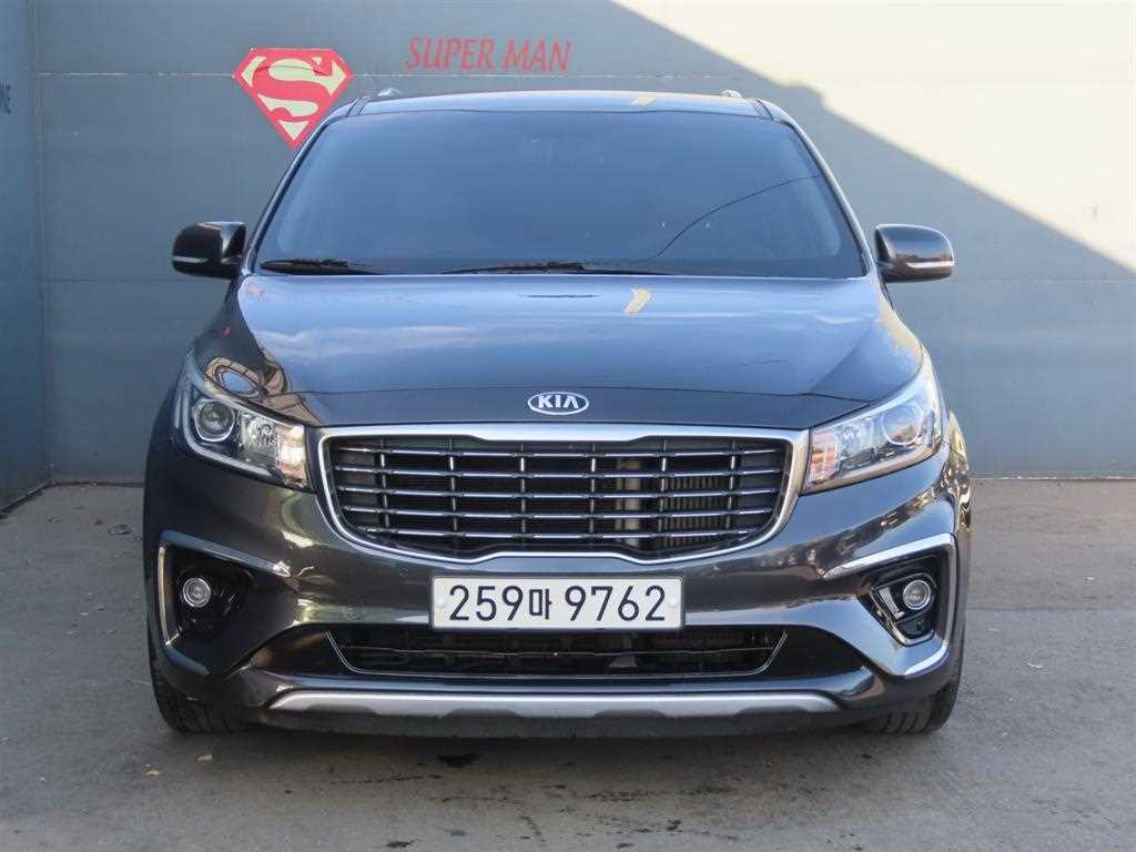 Kia Carnival 9 seats Luxury