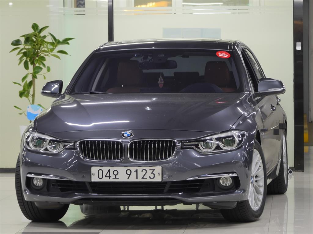BMW 3 Series 320i Luxury