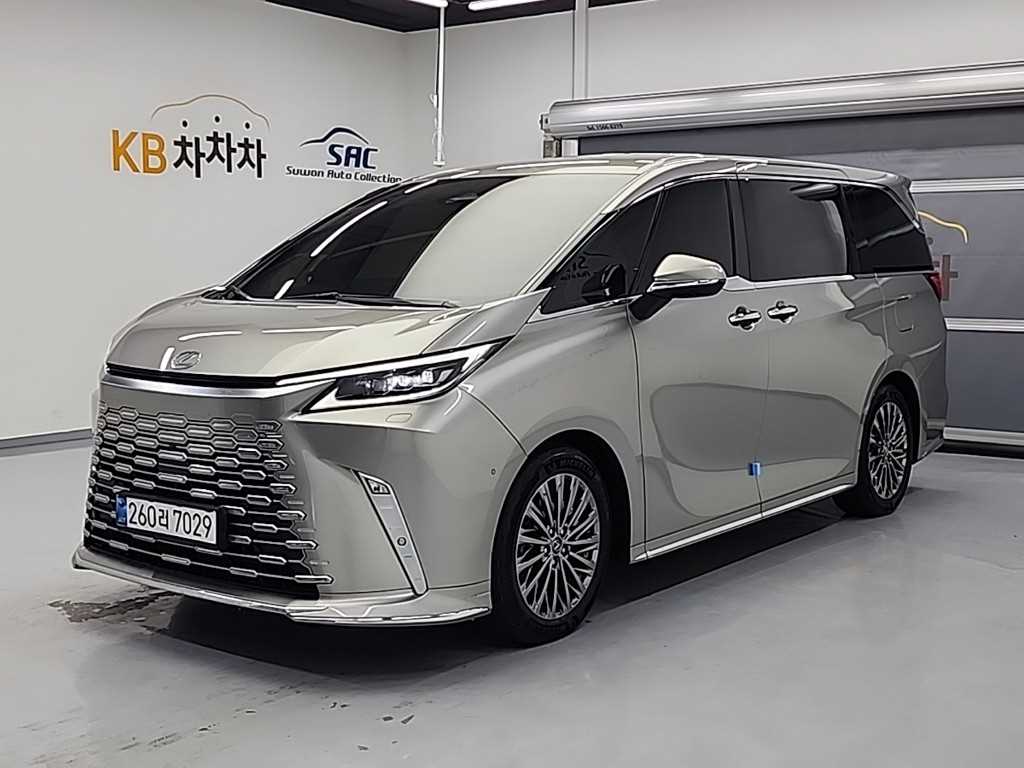 렉서스 M5 LM 500h Royeol 4 seats