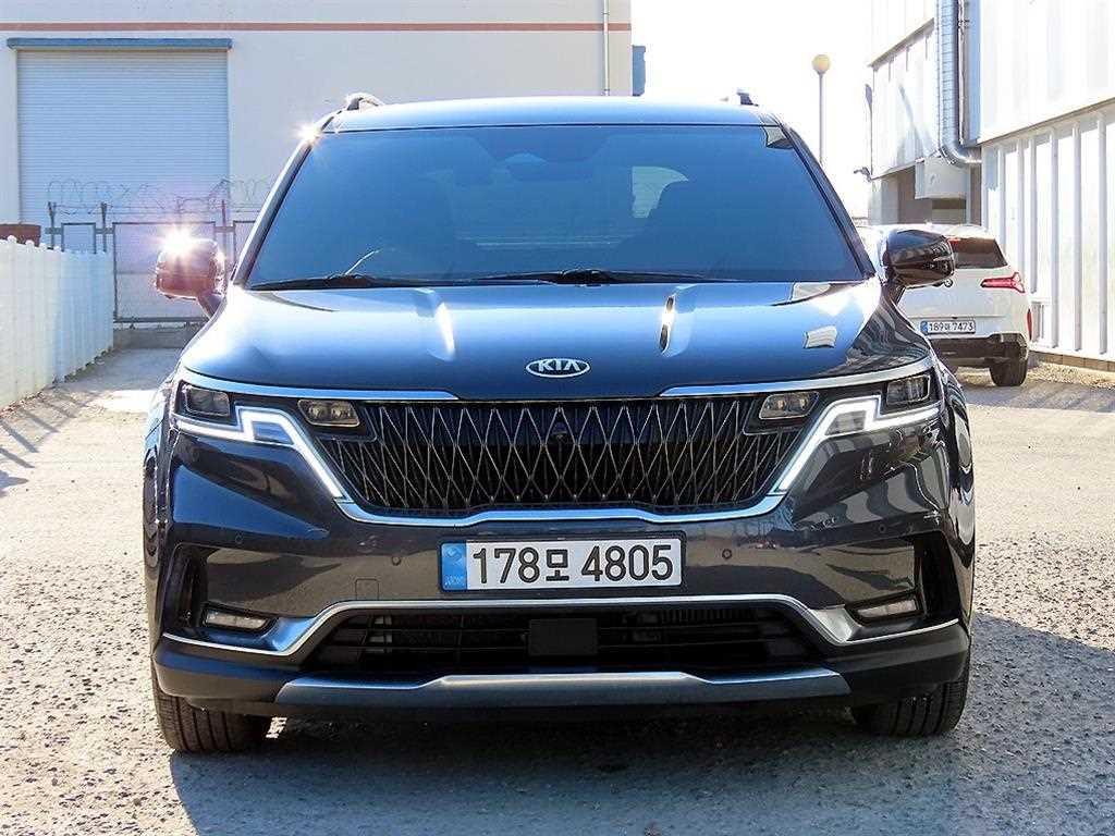 Kia Carnival 9 seats Signature