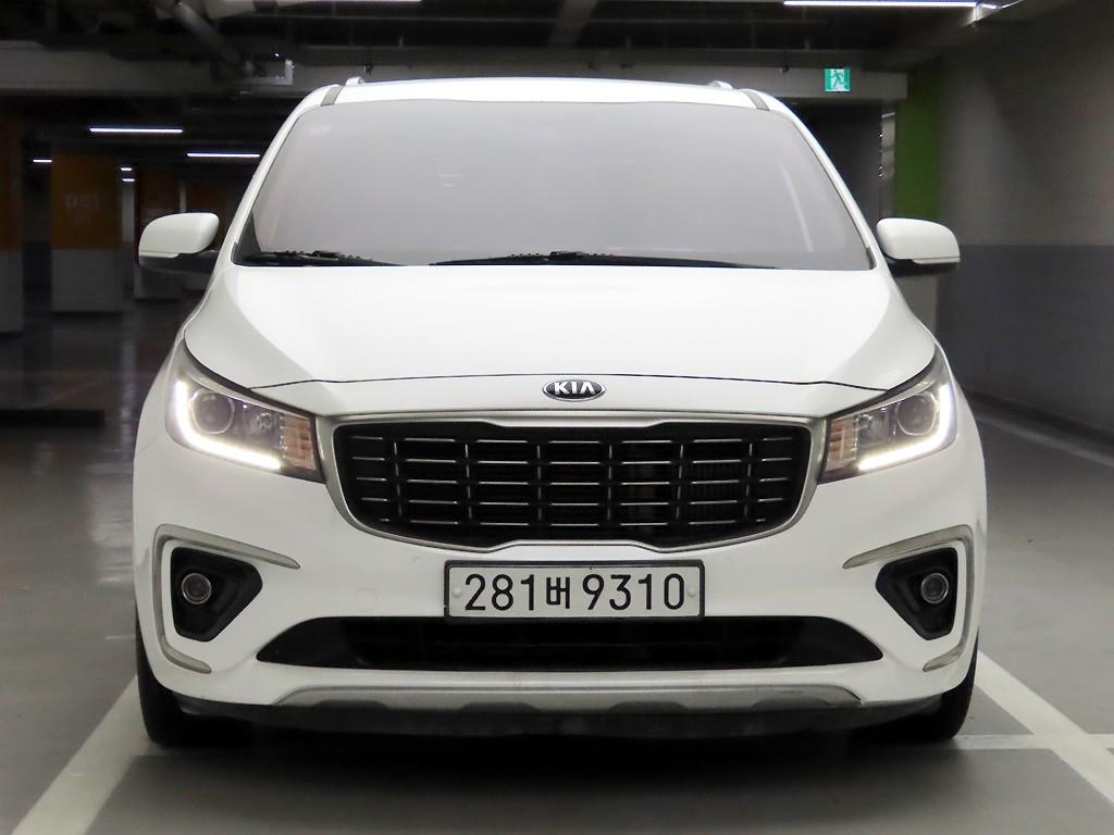 Kia Carnival 9 seats Luxury
