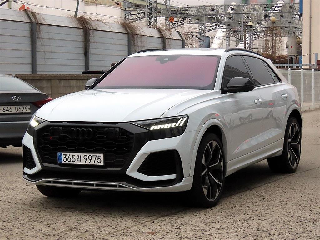 아우디 Q8 RS 4.0 TFSI Quattro
