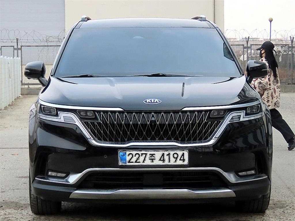 Kia Carnival 9 seats Signature