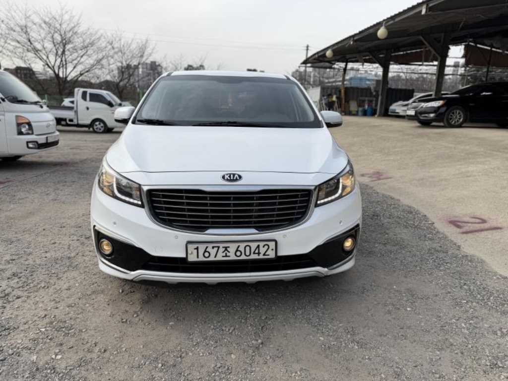 Kia Carnival 9 seats Luxury