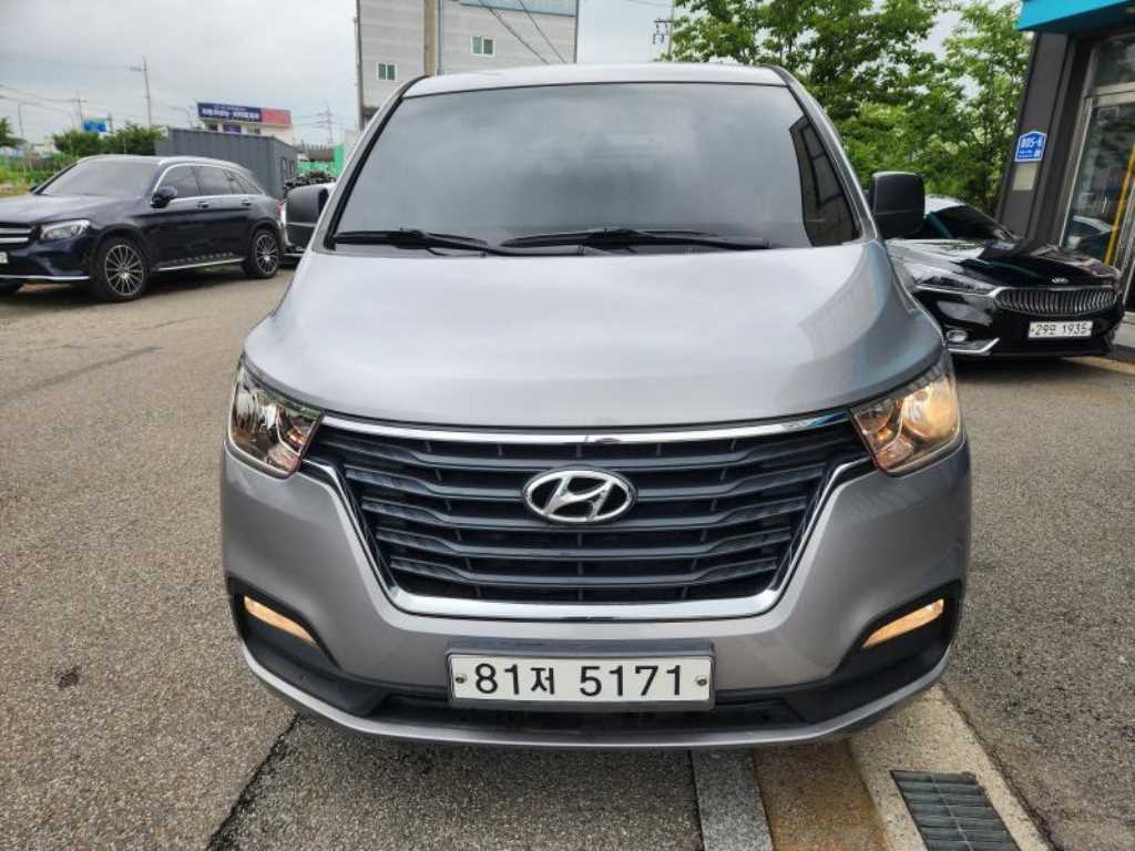 Hyundai Grand Starex 5 seats Van Modern