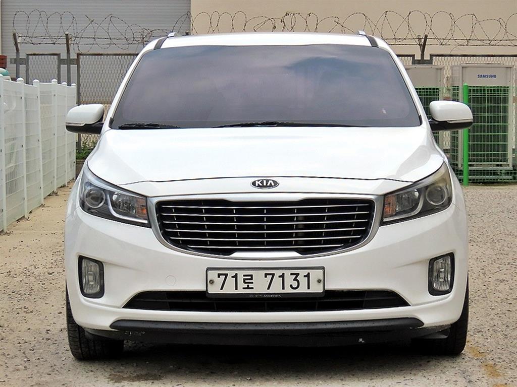 Kia Carnival 11 seats Luxury