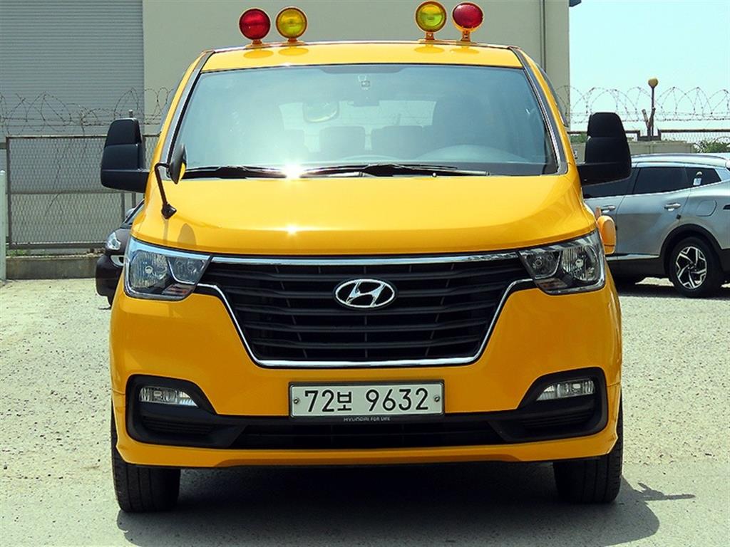Hyundai Grand Starex Eorinibeoseu 15 seats LPi
