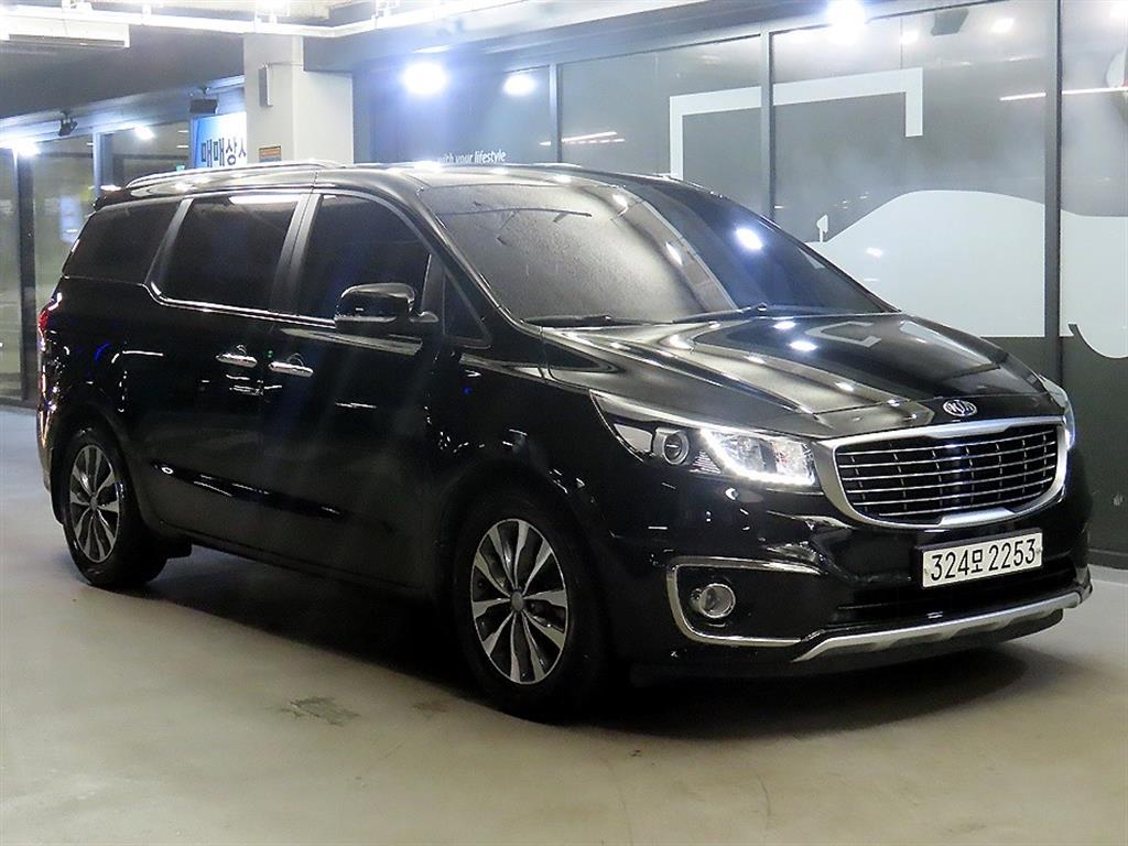 Kia Carnival 9 seats Luxury