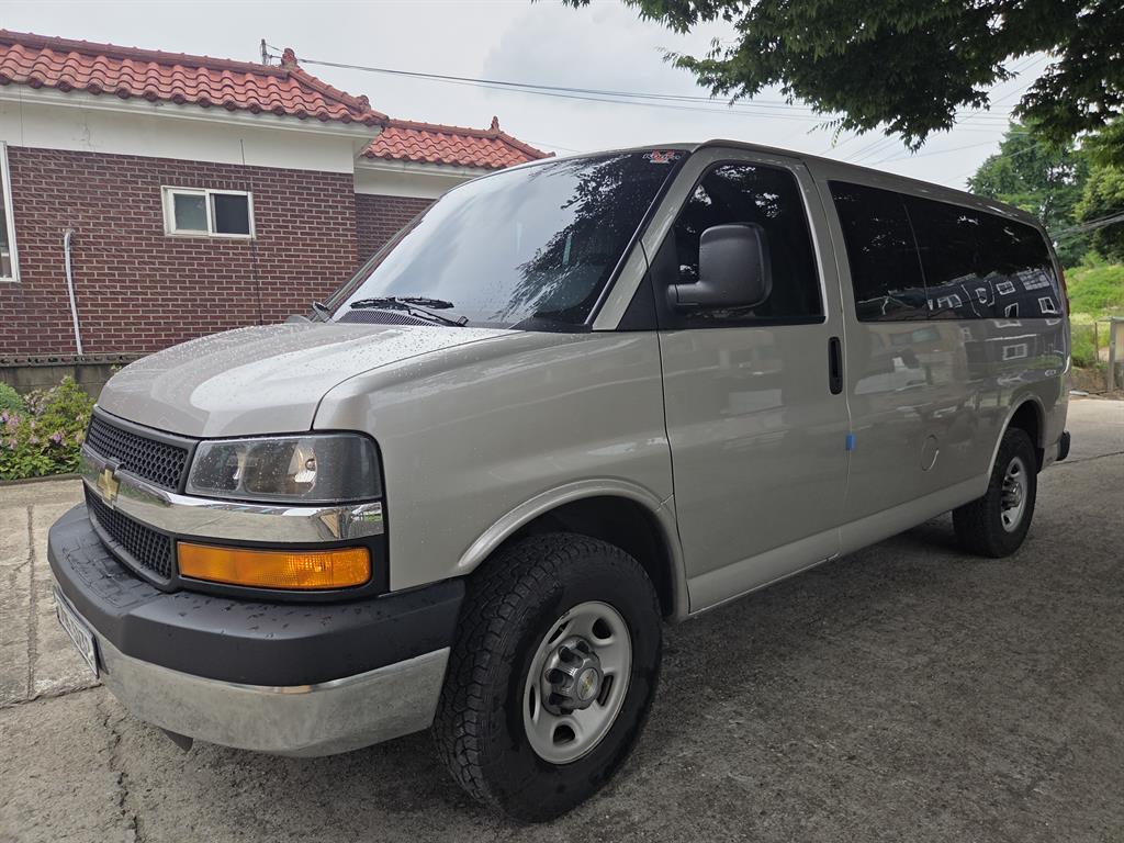 Chevrolet Ikseupeureseubaen Van 6.0