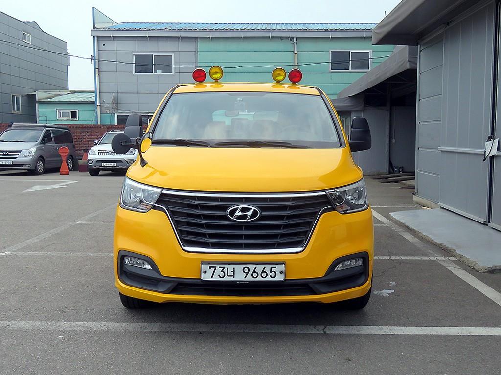 Hyundai Grand Starex Eorinibeoseu 15 seats