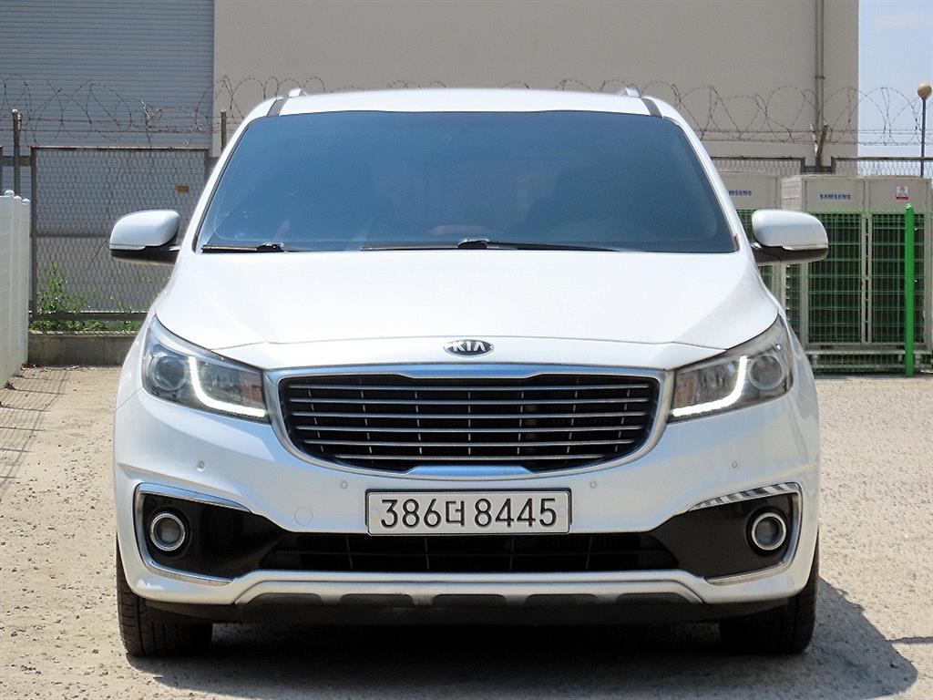 Kia Carnival 9 seats Luxury