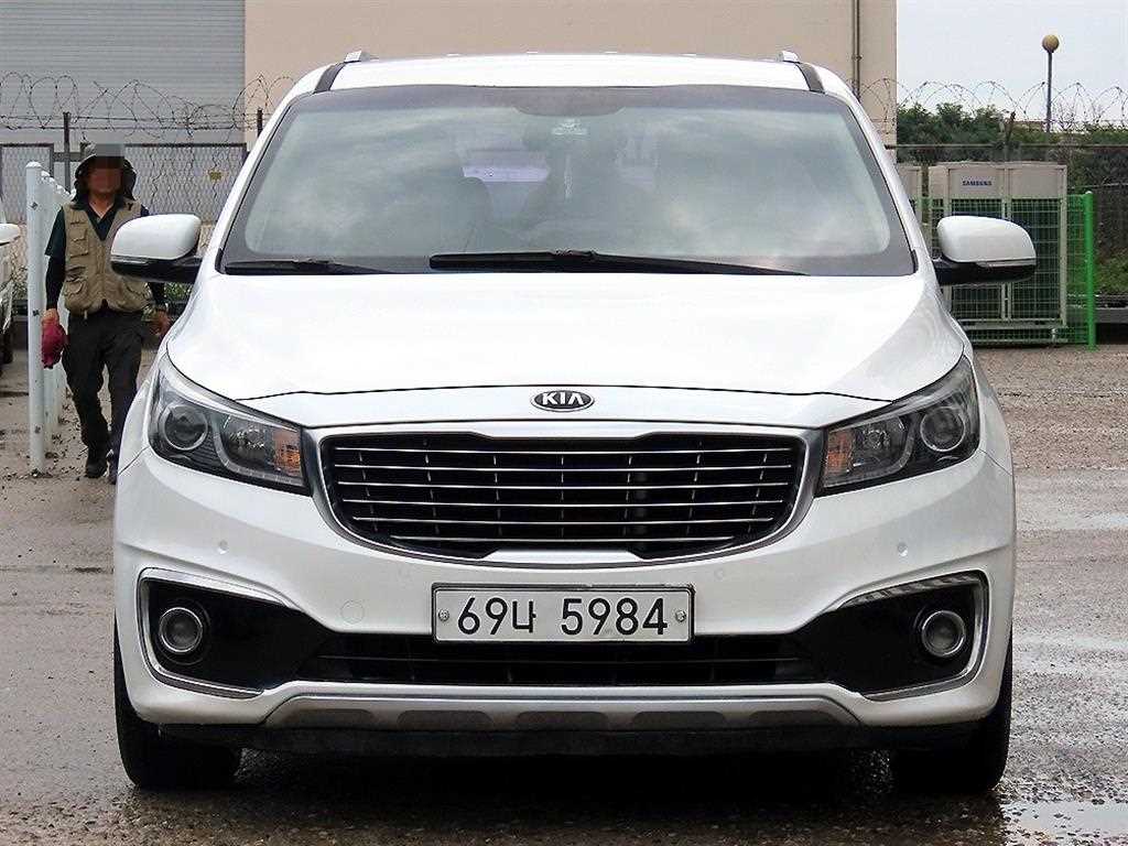 Kia Carnival 9 seats Luxury