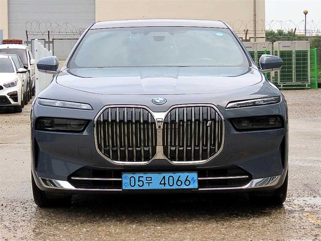 BMW i7 xDrive60 Dijain Pyueo Ekselreonteu