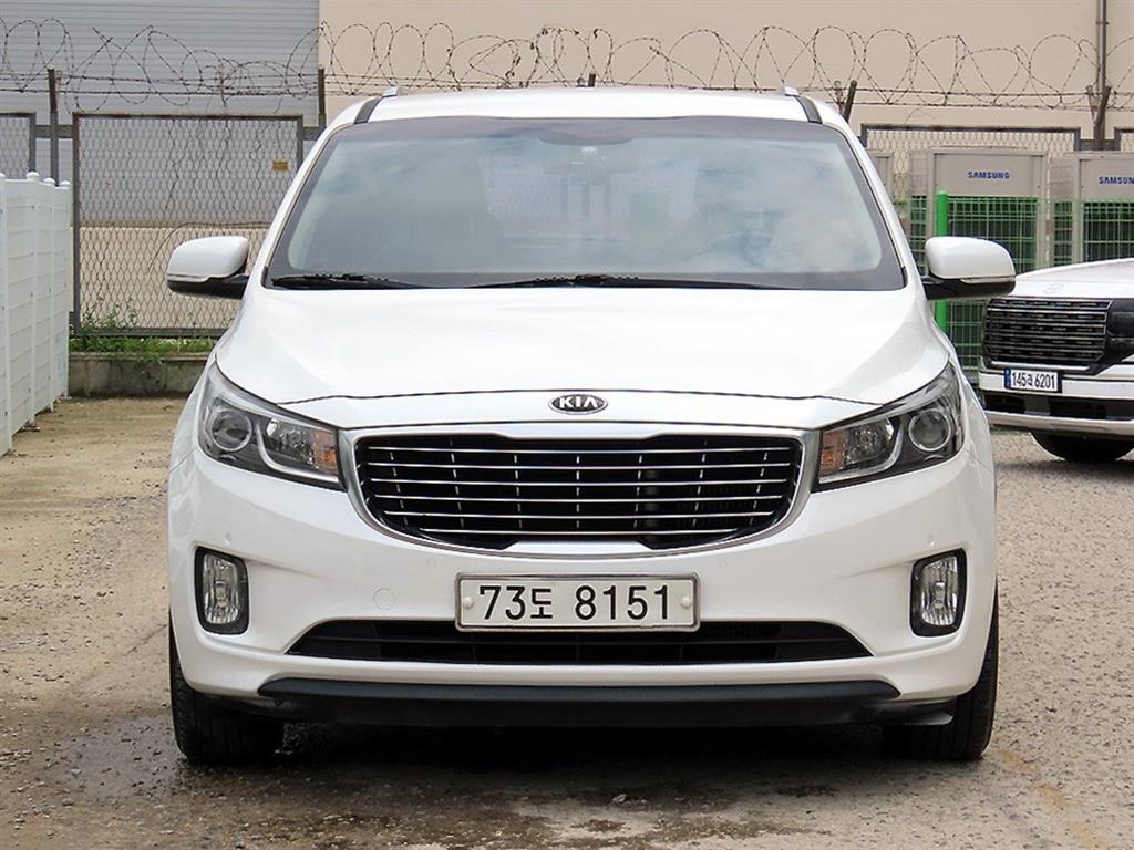 Kia Carnival 11 seats Luxury