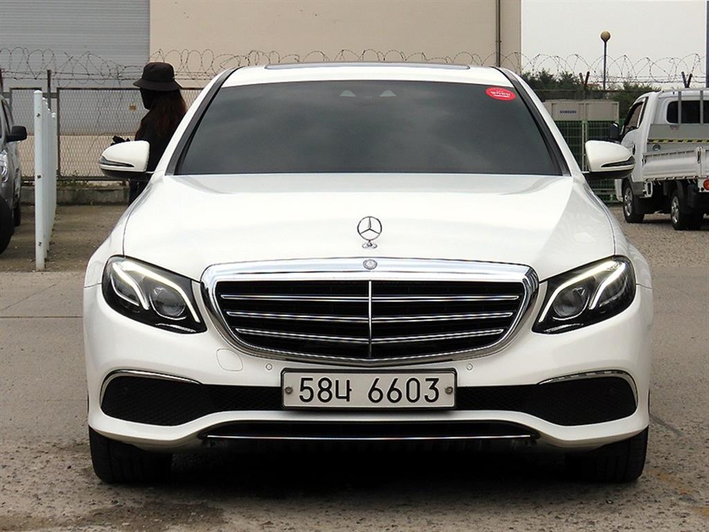Mercedes-Benz E-Class E220d 4Maetik Exclusive