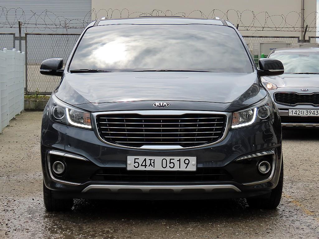 Kia Carnival 9 seats Luxury