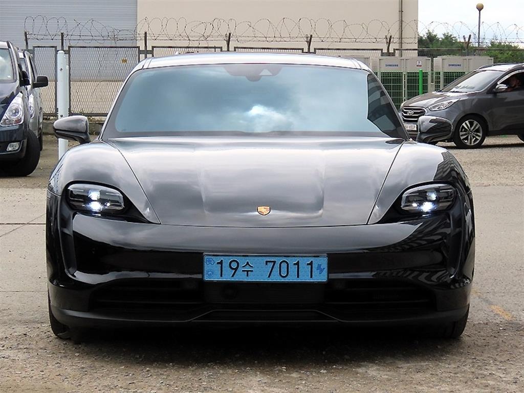 Porsche Taycan EV