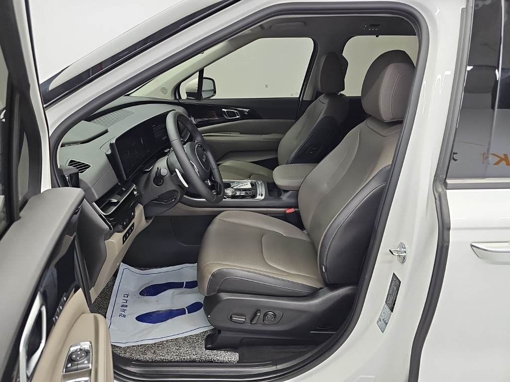 Kia Carnival 9 seats Signature