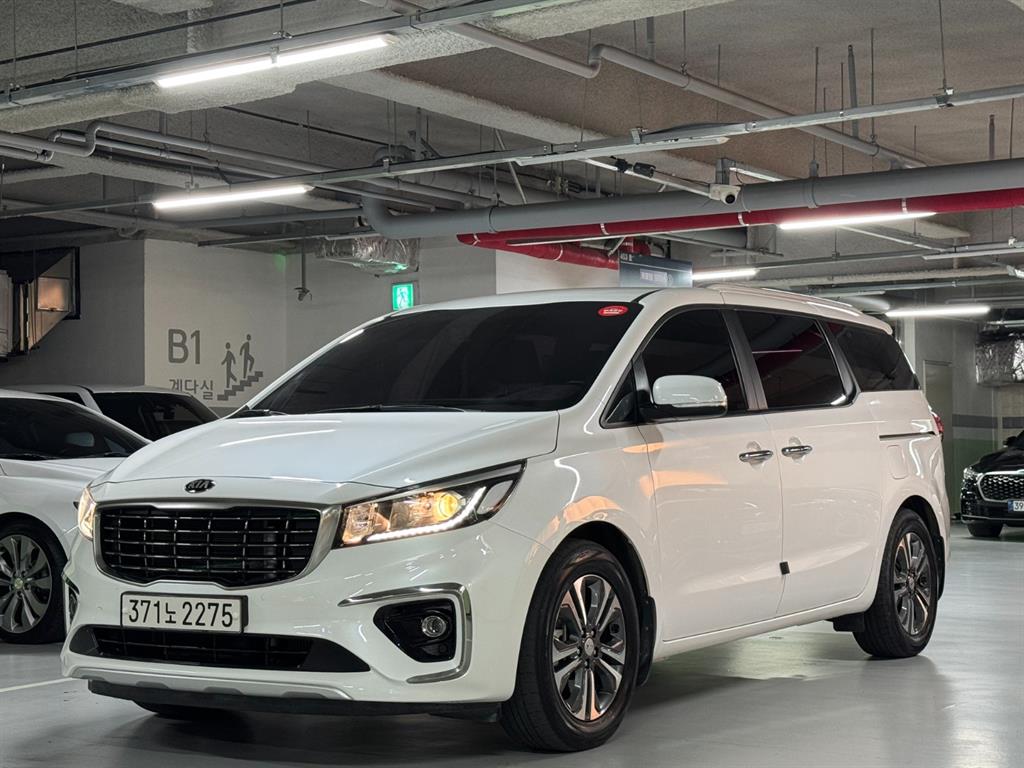 Kia Carnival 9 seats Luxury