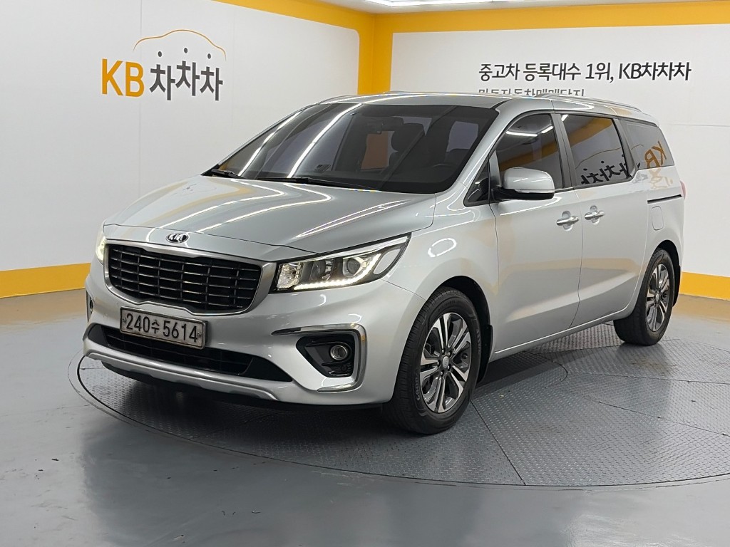 Kia Carnival 9 seats Luxury