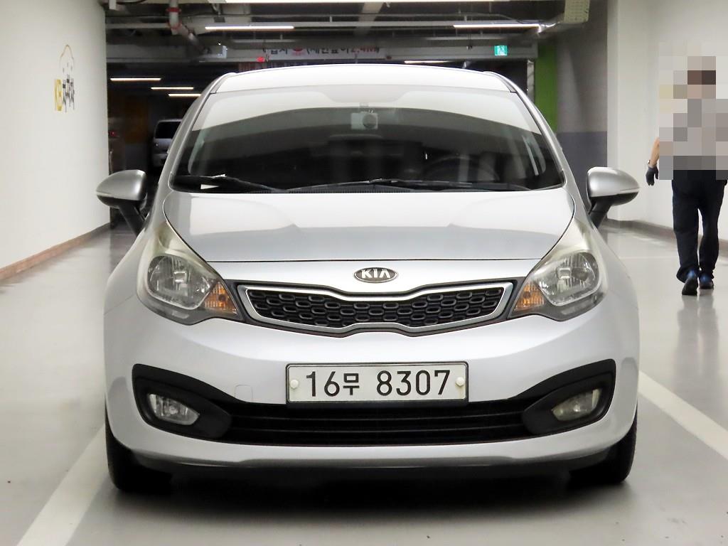 기아 Pride 4 door 1.6 GDI Luxury