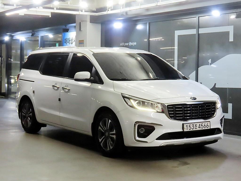Kia Carnival 9 seats Luxury