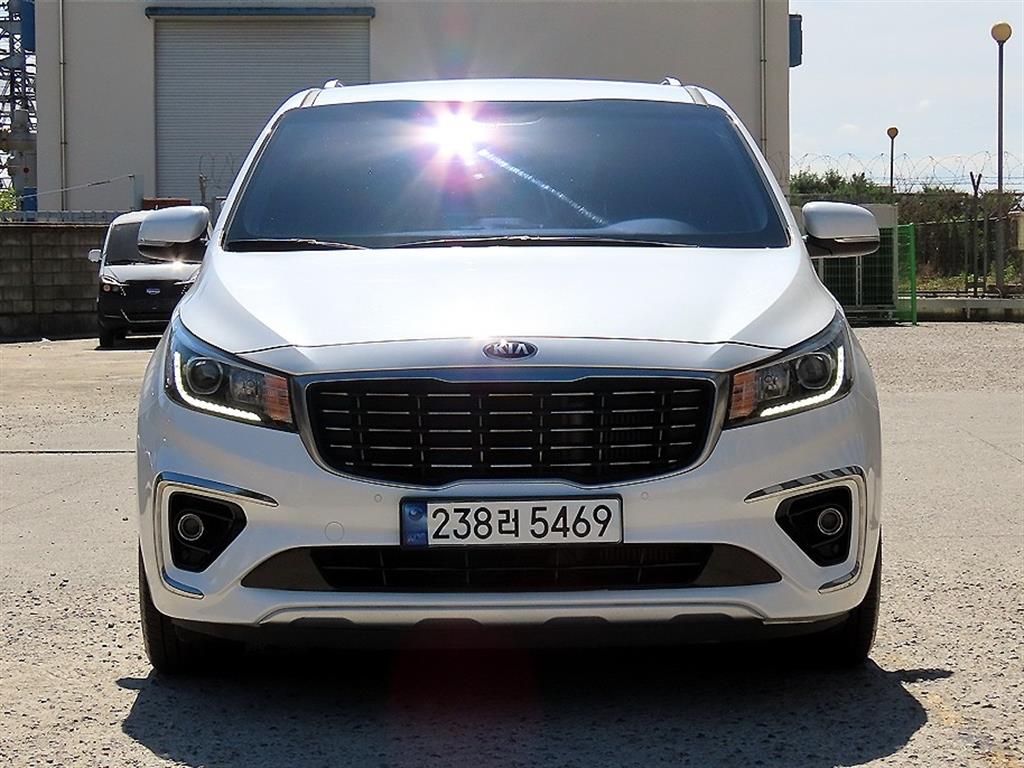 Kia Carnival 9 seats Luxury