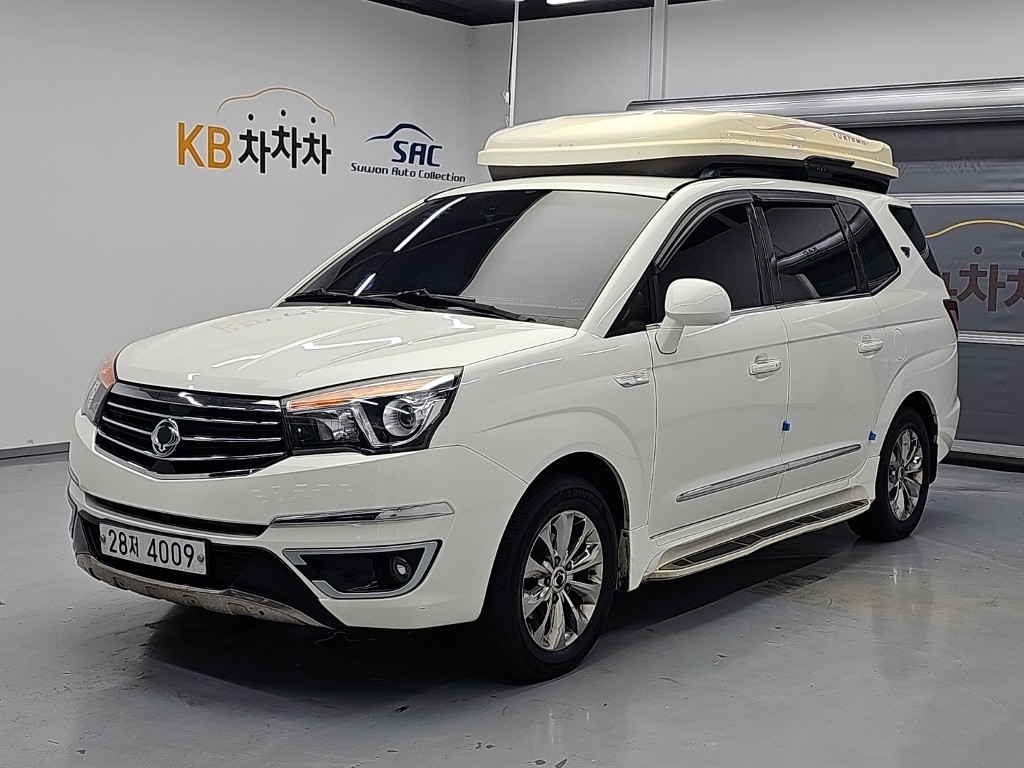 KGM Korando Turismo Autdoeo 9 seats 4WD Plus