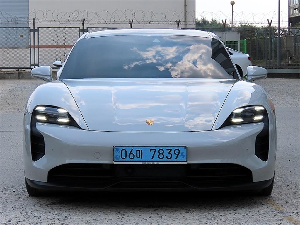 Porsche Taycan EV GTS